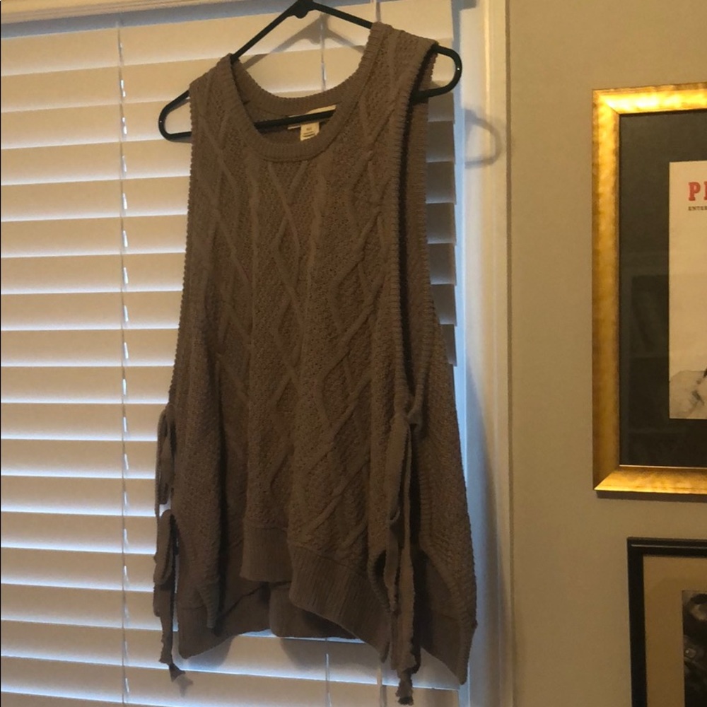 Sleeveless cable knit sweater